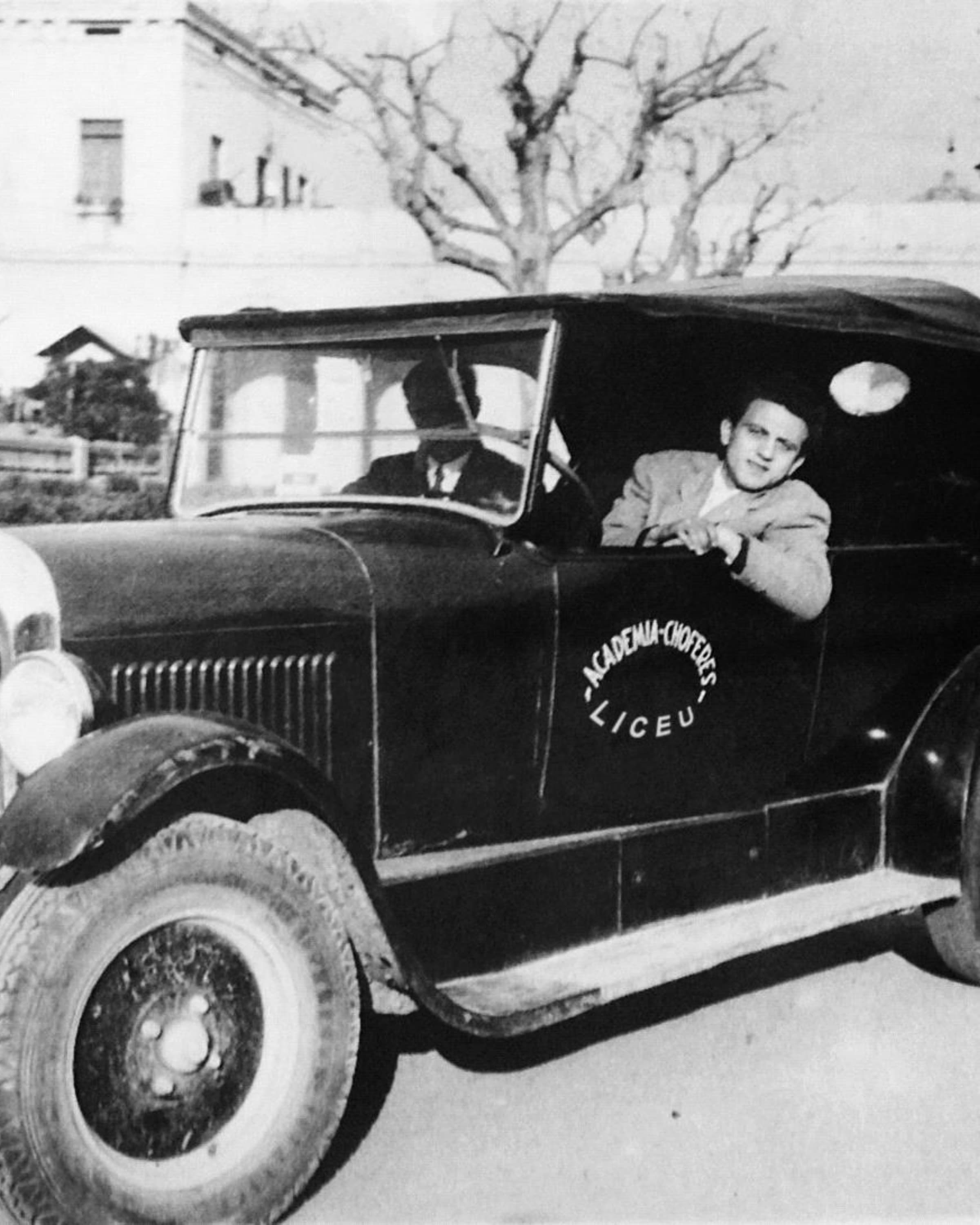 Foto histórica del fundador Eliseo en el coche rotulado Academia-Choferes Liceu