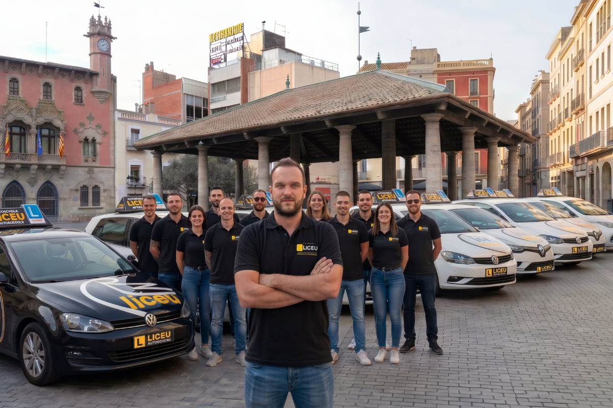 Equipo de Autoescuela Liceu con la flota de coches frente a La Porxada de Granollers
